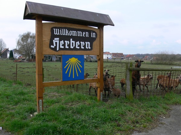 Wilkommensschild für Pilgernde am Ortseingang von Ascheberg-Herbern (Heimatverein Herbern).