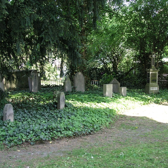 Gohfeld, Grabsteine bei der Simeonkirche (Altertumskommission). (vergrößerte Bildansicht wird geöffnet)