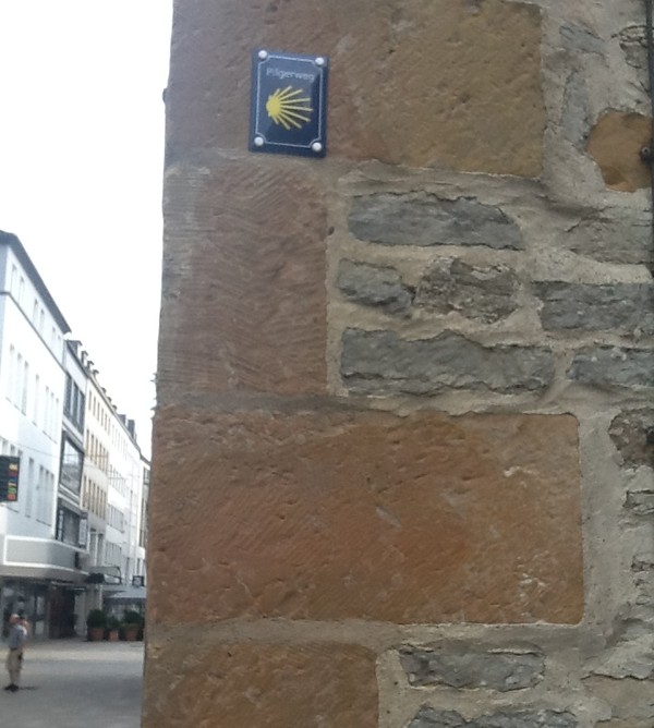 Jakobswege-Schild an der Nicolaikirche in Bielefeld (Altertumskommission).