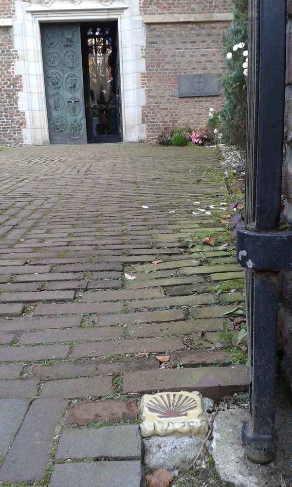 Muschelstein vor der Klosterpforte in Marienthal (Altertumskommission).