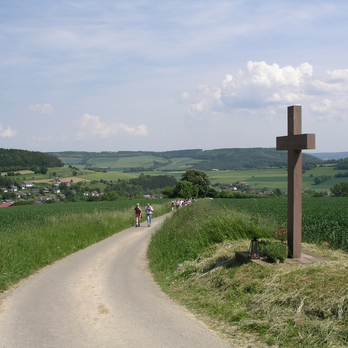 Kreuz über Lütmarsen (Altertumskommission). (vergrößerte Bildansicht wird geöffnet)