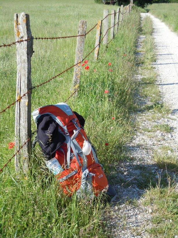 Pilgerrucksack am Wegesrand