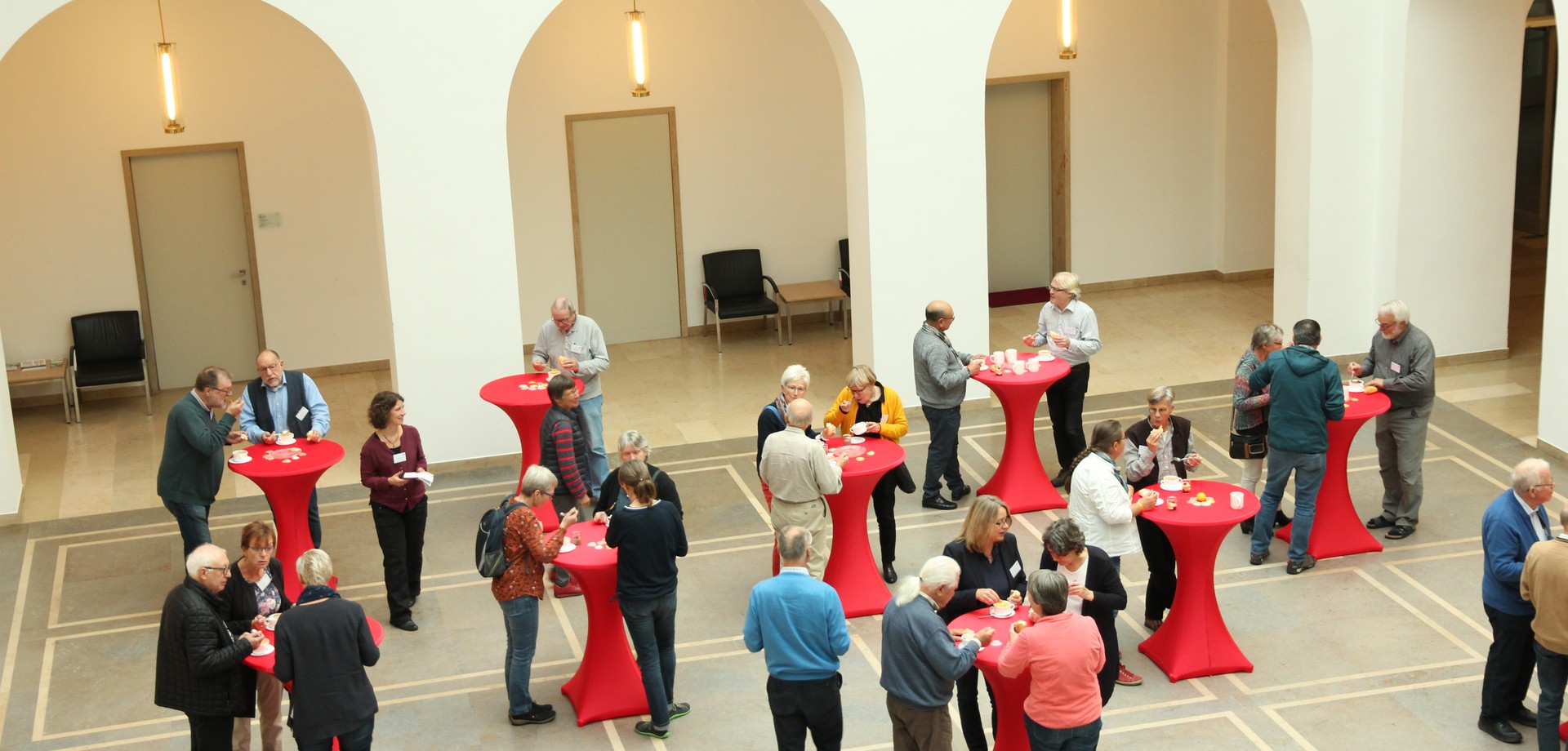 Teilnehmer:innen im Foyer des LWL-Landeshauses (Foto: Altertumskommission/Priß).