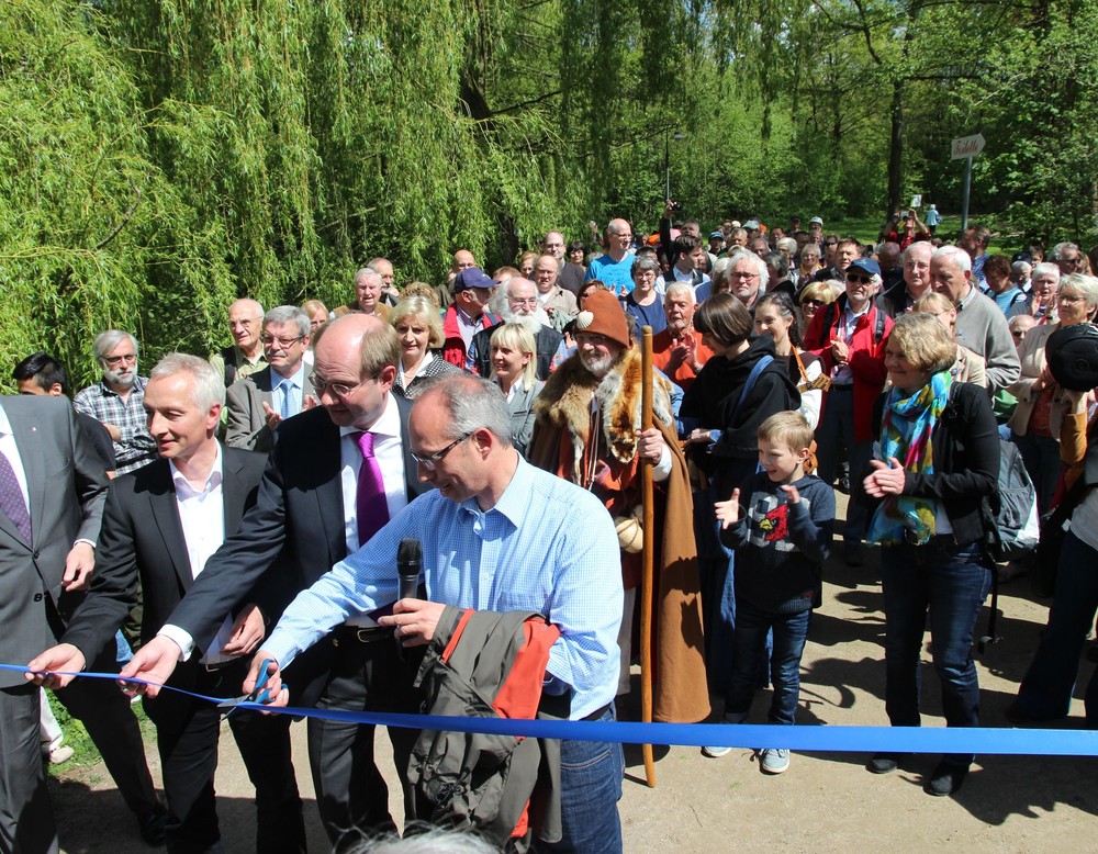 Hunderte Menschen wohnten der offiziellen Eröffnung von Weg 4 bei (Altertumskommission).