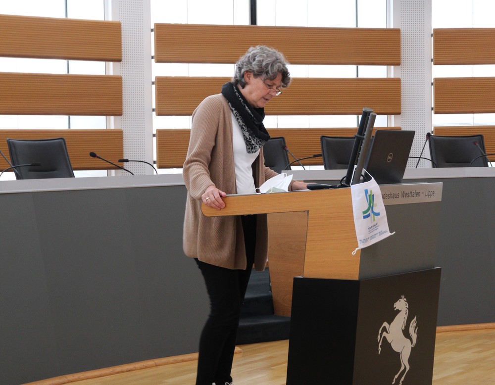 Die Vorsitzende der Altertumskommission, Aurelia Dickers, heißt die Pilgerinnen und Pilger ebenfalls willkommen (Altertumskommission).
