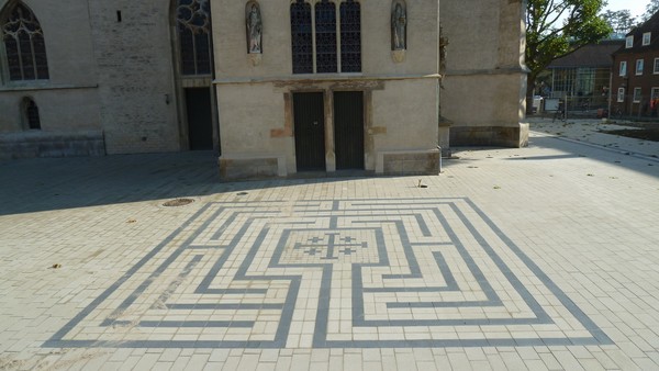 Layrinth vor der Remigiuskirche in Borken (G. Veelken).