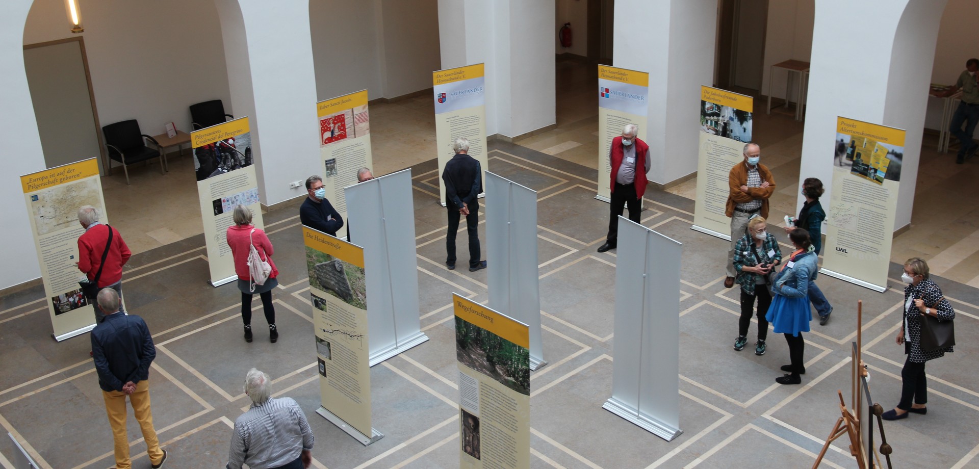 Die Teilnehmer:innen in der Pilgerausstellung (Foto: Altertumskommission/Reck).
